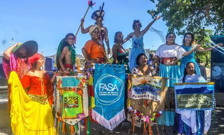 Integrantes do Cortejo Gigantes de Mangaratiba