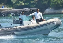 Embarcação da Marinha realiza fiscalização durante a Operação Navegue Seguro