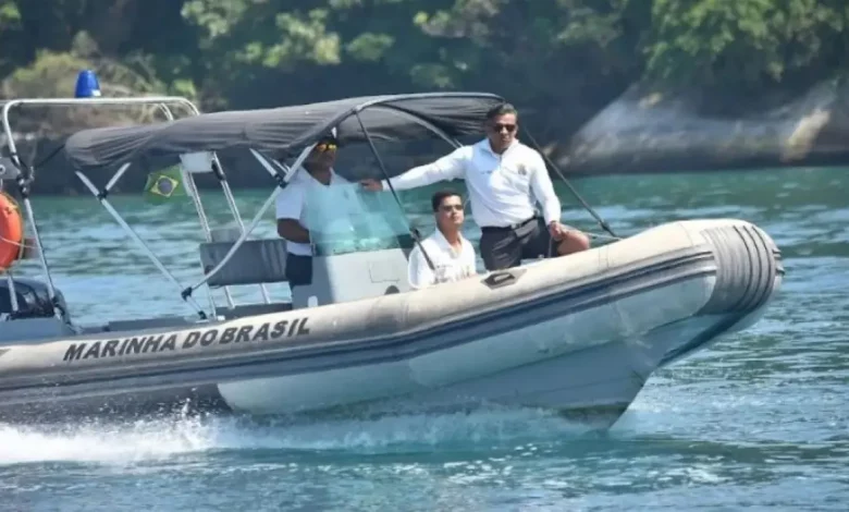 Embarcação da Marinha realiza fiscalização durante a Operação Navegue Seguro