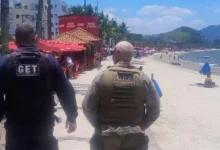 Agentes da Guarda Municipal caminhando pela orla da praia