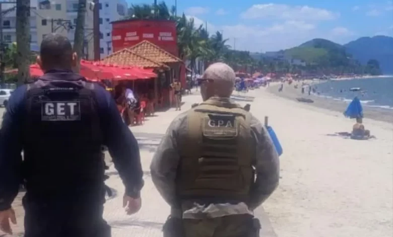 Agentes da Guarda Municipal caminhando pela orla da praia