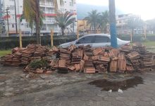 Entulho descartado irregularmente em via pública de Muriqui