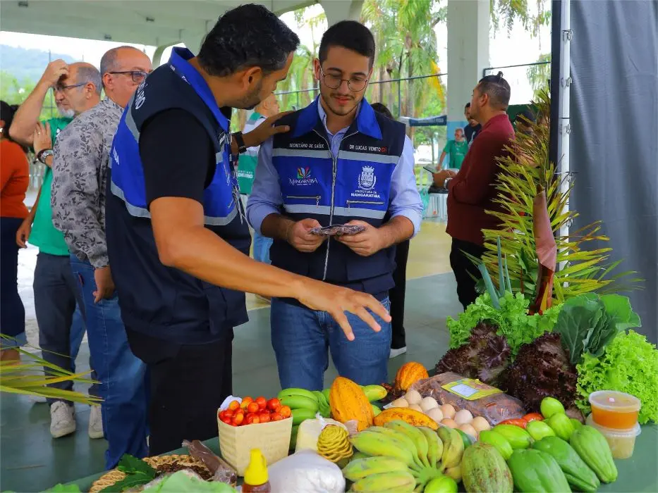 Secretário Ricardo Silva e o vice-prefeito Lucas Venito observam a variedade de produtos 