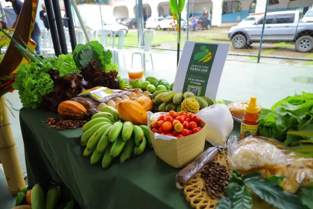 Mesa com produtos certificados da agricultura familiar de Mangaratiba