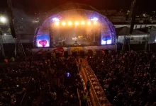 Público lota a arena do Sesc Verão durante show gratuito,