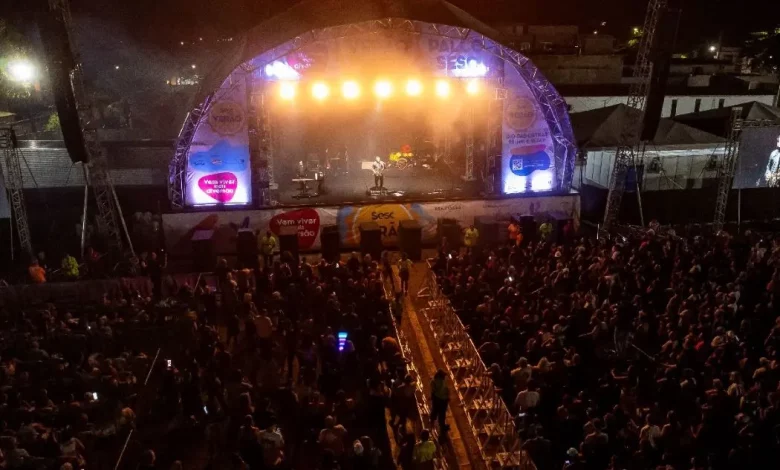Público lota a arena do Sesc Verão durante show gratuito,