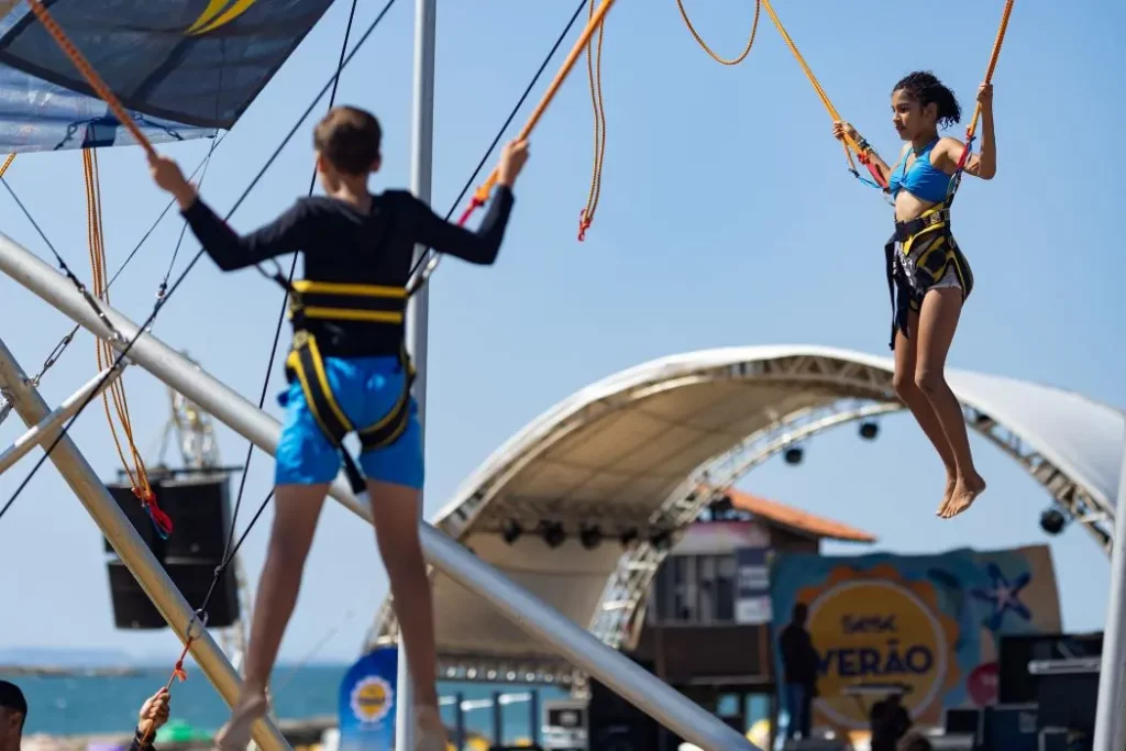 Crianças participam de atividade recreativa durante o Sesc Verão