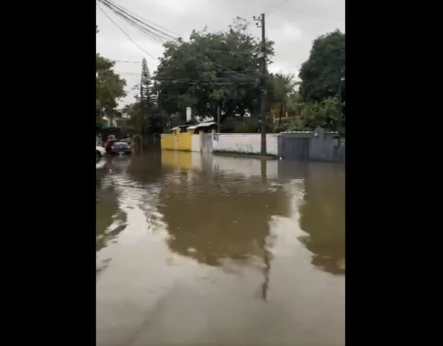 Rua alagada na Praia do Saco, em Mangaratiba