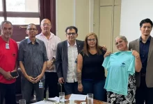 Sete pessoas posando para foto