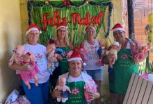 Mulheres segurando bonecas, posando para foto