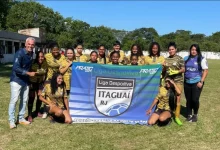 Professor Robertinho ao lado das jogadoras e da técnica Tia Kelly