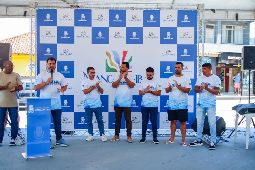 Prefeito Luiz Cláudio, ao lado do vice-prefeito Lucas Venito e vereadores