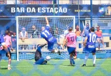 Jogada disputada durante o Torneio de Futebol dos Servidores, com lance decisivo
