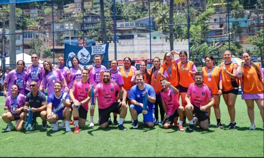 Equipe feminina posa para foto ao lado do prefeito Luiz Cláudio