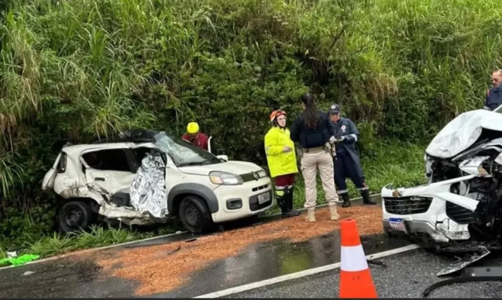 Equipes de resgate e da Polícia Rodoviária Federal atuam no atendimento à ocorrência