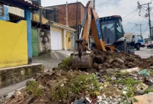 Maquinário pesado para remover barricadas e liberar vias públicas