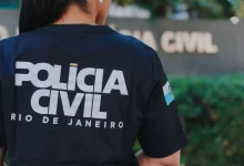 Agente da Polícia Civil durante ação da 50ª DP