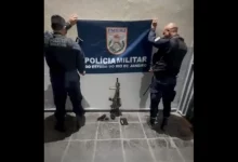 Policiais militares exibem material apreendido