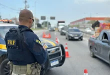 Agente da PRF realiza fiscalização durante a Operação Natal