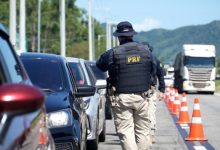 Agente da PRF realiza fiscalização em rodovia federal durante a Operação Ano Novo