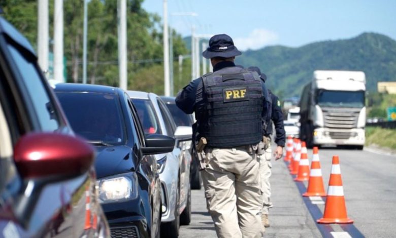 Agente da PRF realiza fiscalização em rodovia federal durante a Operação Ano Novo