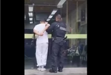 Policiais civis da 50ª DP (Itaguaí) conduzem suspeito preso