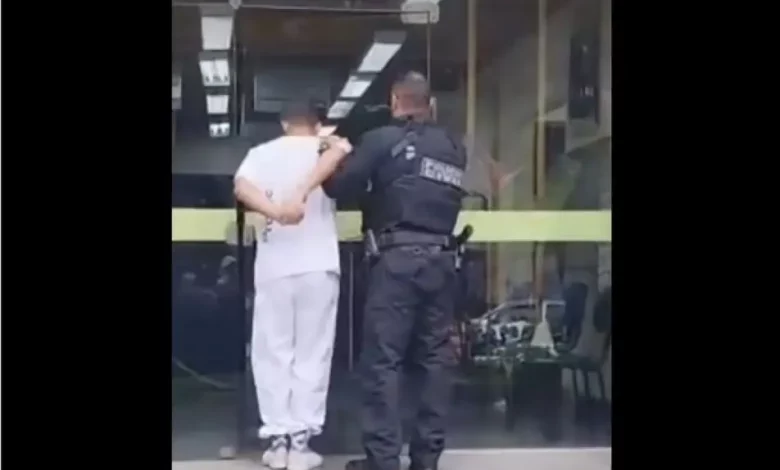 Policiais civis da 50ª DP (Itaguaí) conduzem suspeito preso