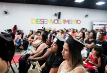 Várias pessoas num auditório