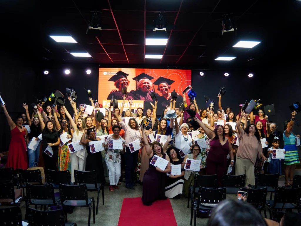 Várias pessoas comemorando com os diplomas na mão