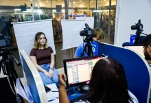 Mulher durante atendimento para emissão da nova Carteira de Identidade Nacional