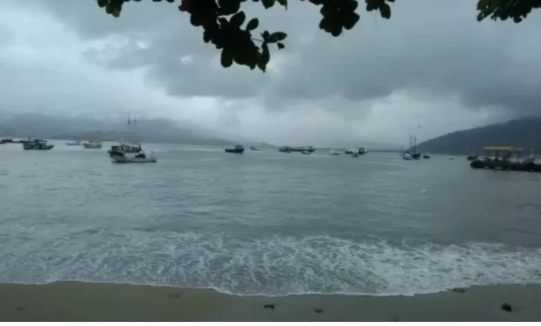 Céu carregado e mar agitado em Mangaratiba