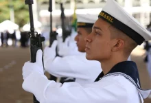 Aprendizes-Marinheiros participam de formatura militar durante cerimônia da Marinha do Brasil