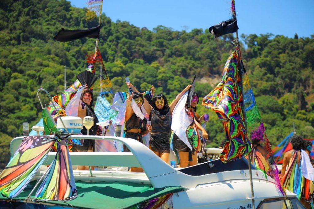 Foliões fantasiados transformam a lancha em um verdadeiro bloco flutuante