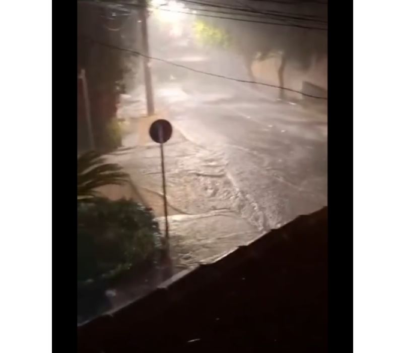 Morador registra forte correnteza formada pela chuva intensa em Angra dos Reis 