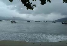 Mar revolto e céu encoberto marcam a orla de Mangaratiba