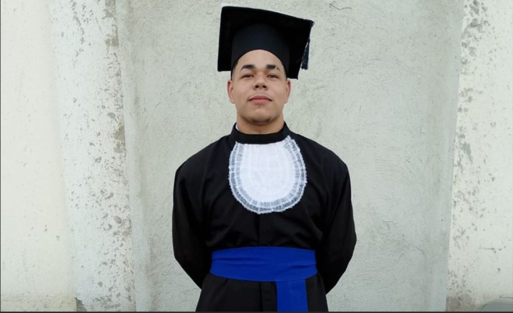 Gabriel Santana durante a formatura do ensino médio