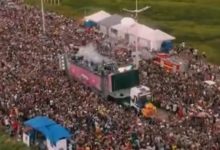 Multidão acompanha trio elétrico em clima de Carnaval