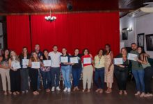 Profissionais da rede municipal posaram para foto com o certificado