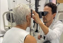 Médico especialista durante consulta oftalmológica