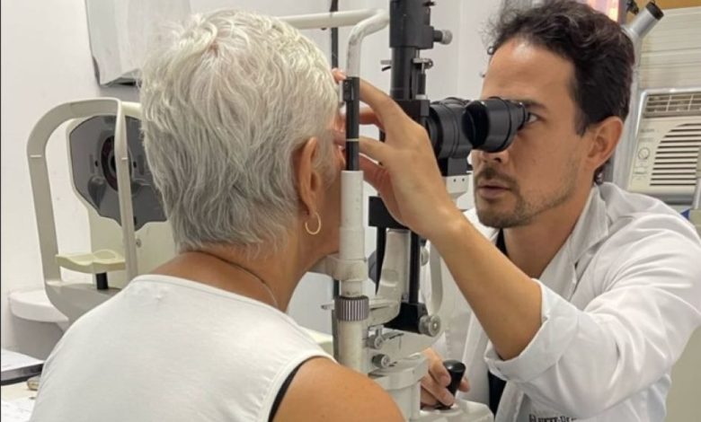 Médico especialista durante consulta oftalmológica