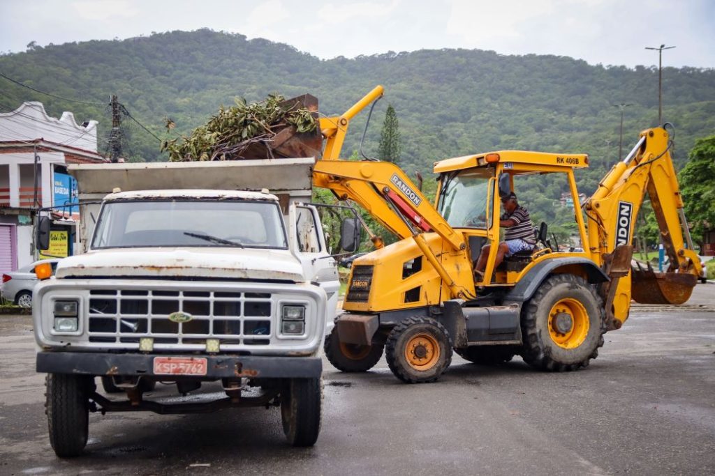 Máquinas da Prefeitura de Mangaratiba realizam a retirada de galhos e resíduos