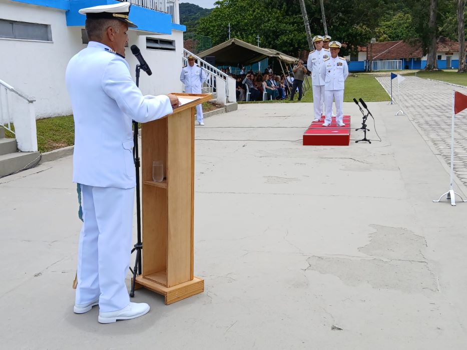 O capitão Rafael Nachard faz seu discurso