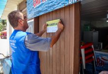 Fiscal da Vigilância Sanitária de Mangaratiba afixa aviso de interdição em quiosque