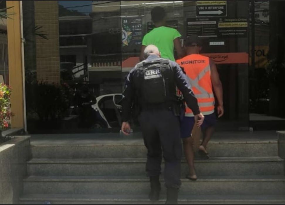 Flanelinhas são conduzidos por agentes da Operação Verão à 165ª DP