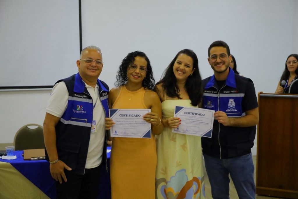 Secretário de Educação, Renato Delmiro, posa ao lado de gestoras escolares empossadas e do vice-prefeito Lucas Venito 