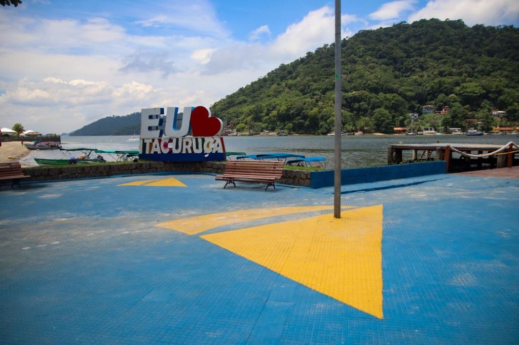 Área revitalizada com o letreiro “Eu Amo Itacuruçá”