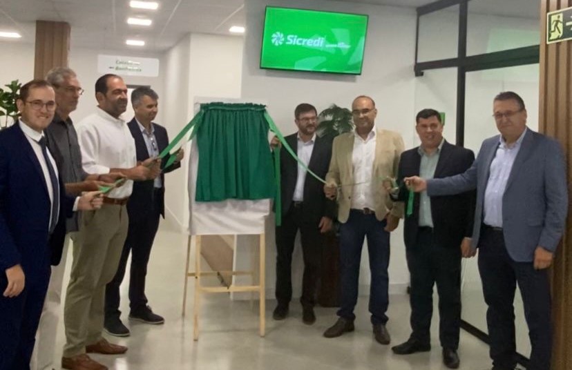 Autoridades no descerramento da placa