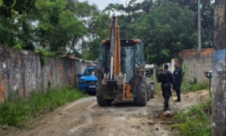 Policiais do 24º BPM acompanham a retirada de barricadas com apoio de retroescavadeira