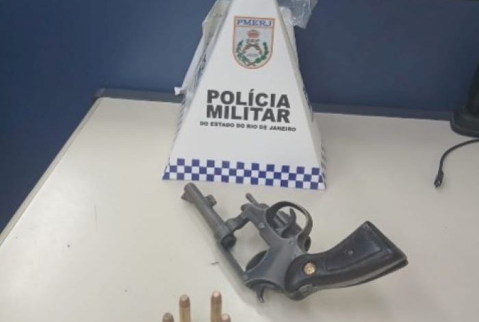 Revólver calibre .38 e cinco munições apreendidos