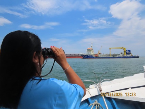 Profissional observando o escossistema marinho com um binóculo
